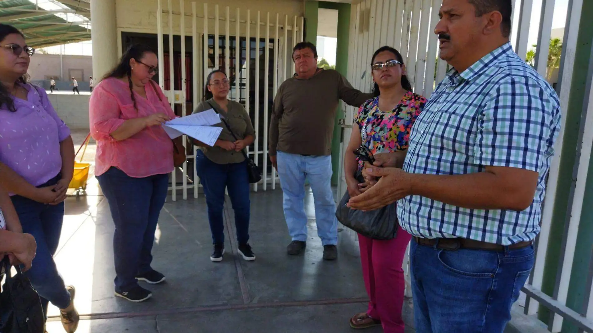 Padres de familia se entrevistaron con el subdirector del turno matutino, Humberto Navarro